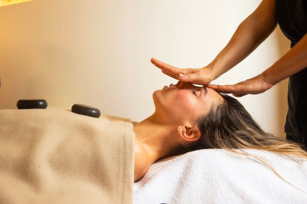 Massage aux pierres chaudes